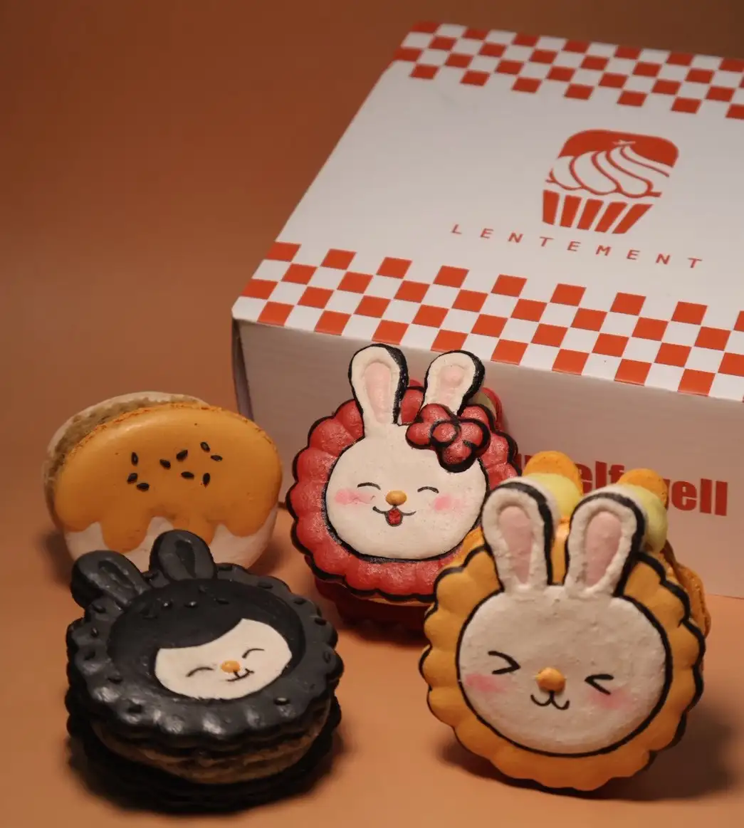 高雄市青年局輔導青創品牌「緩食甜點」推出中秋兔型馬卡龍與蛋黃酥禮盒，兼具創意與在地風味。（記者吳文生攝）
