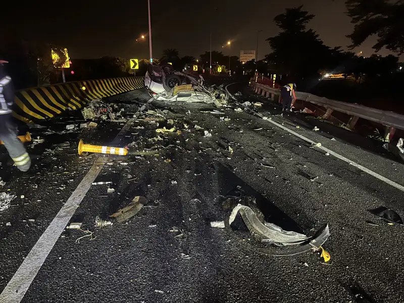 國三屏東九如匝道小客車翻覆駕駛噴飛亡