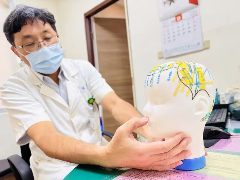 普渡拜拜突頭暈  中醫傳授穴位解暑法  擦白花油按壓人中、風池助緩解