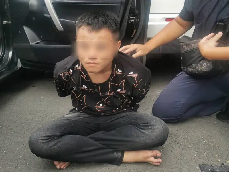 警方在鳳山區博愛路圍捕陳姓竊嫌,嫌犯開車衝撞企圖逃脫,警朝車輪開槍,隨後以破窗器擊破車窗逮捕陳嫌。(圖/鹽埕分局提供)