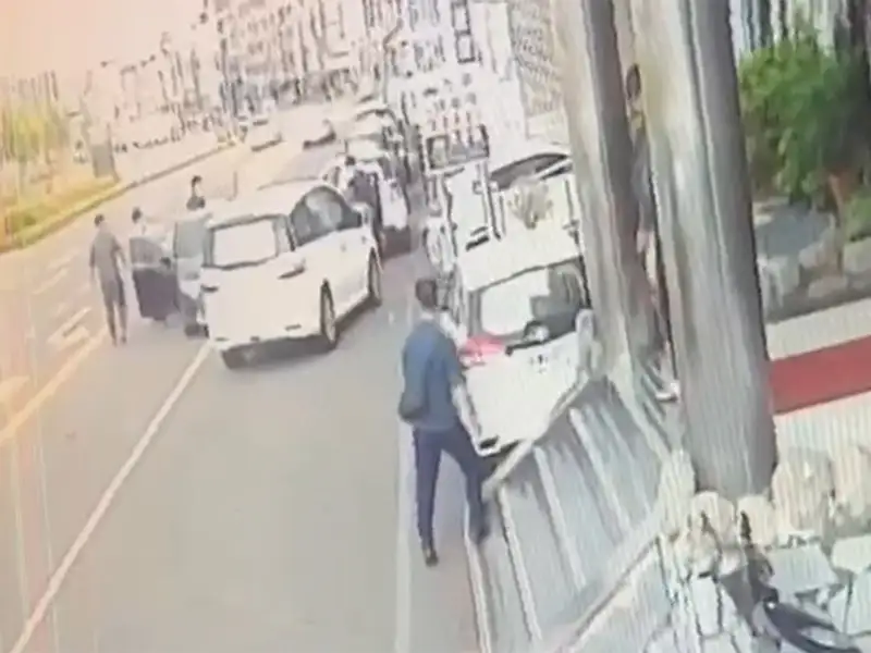 警方在鳳山區博愛路圍捕陳姓竊嫌,嫌犯開車衝撞企圖逃脫,警朝車輪開槍,隨後以破窗器擊破車窗逮捕陳嫌。(圖/鹽埕分局提供)
