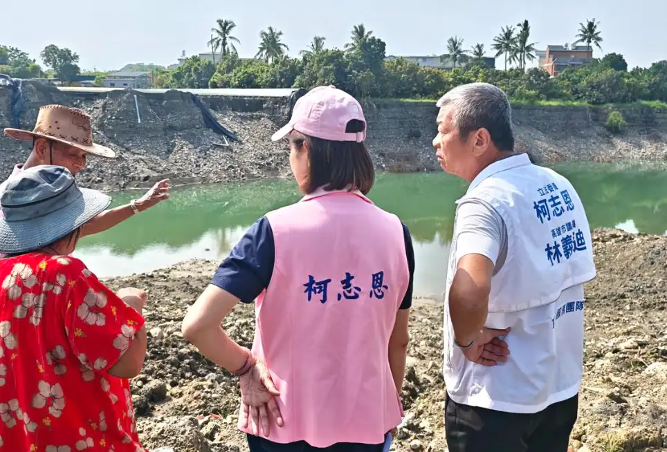 立委柯志恩與市議員林義迪、朱信強服務團隊到美濃盜採土石現場察看,發現情況比先前更為嚴重。(記者吳文生攝)