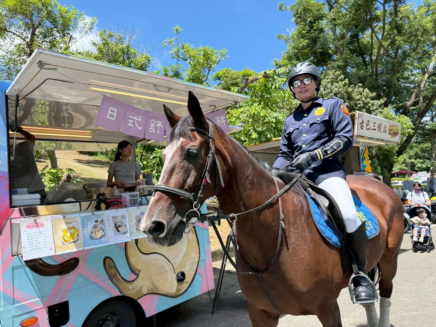 高市觀光局將於9月13日舉辦『澄清湖野餐日』，現場規劃親子遊具、美食餐車與精彩表演，並與台鋼雄鷹合作推出集點贈票活動，邀請市民共享湖畔悠閒時光。（觀光局提供）