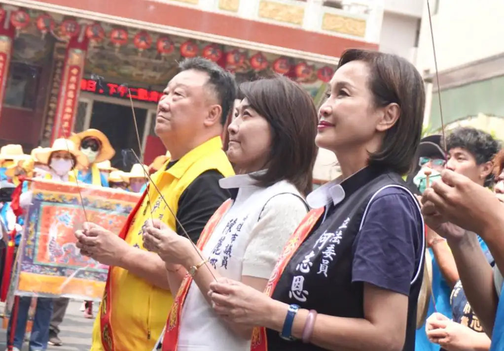 柯志恩立委陪鄉親一起普渡施食，添福積德、祈求平安順遂！（記者吳文生攝）