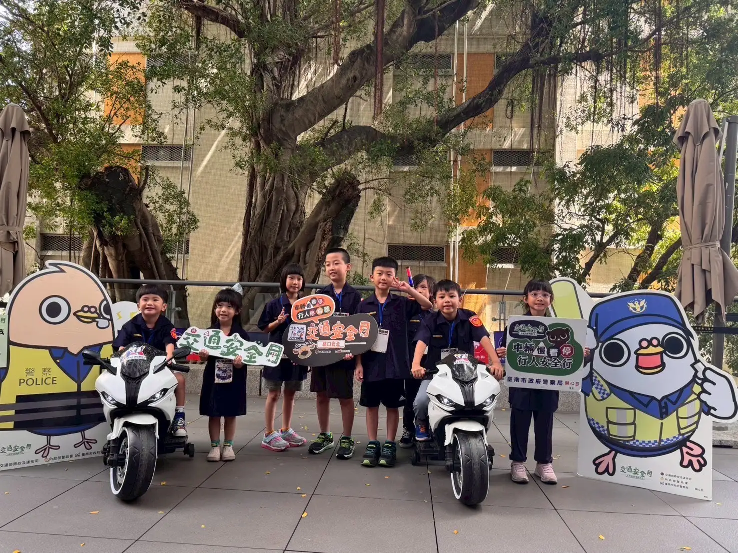 南市警第五分局與交通大隊7日在禧榕軒大飯店舉辦「小小警察親子體驗闖關活動」。(圖/第五分局提供)