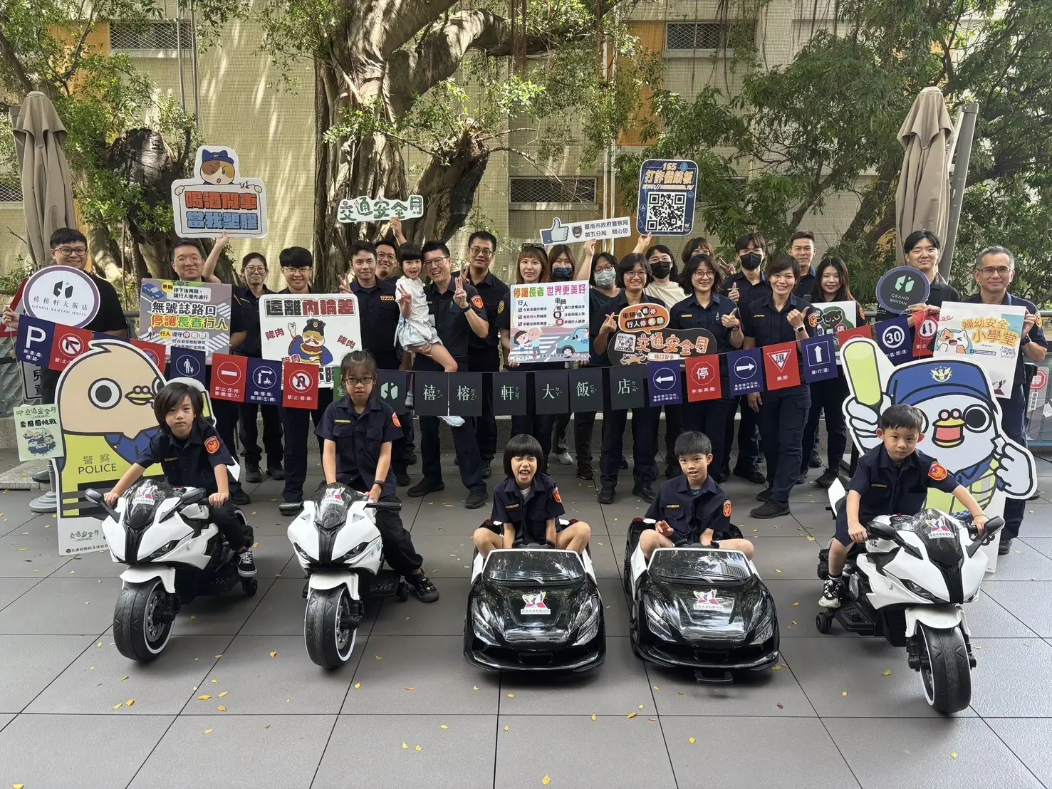 現場還有「榕寶」與「警察」大頭娃娃同樂，氣氛熱絡。(圖/第五分局提供)