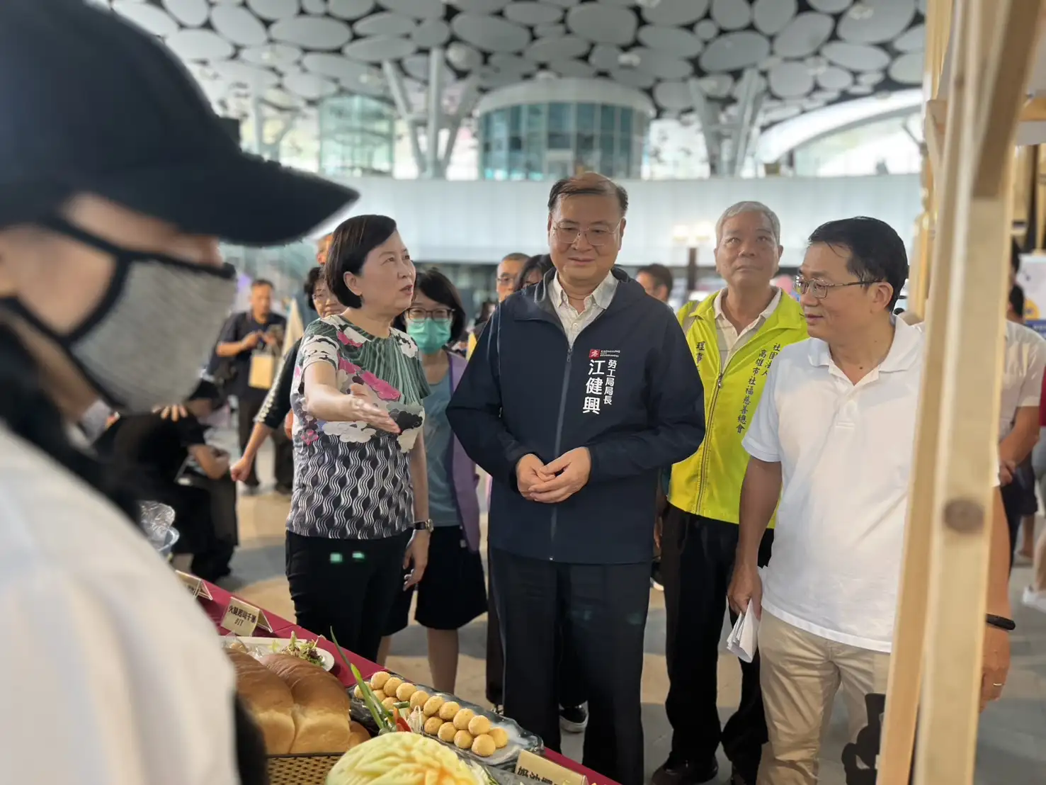 高雄市勞工局在高雄車站舉辦「博訓Work挺你」成果展,除展出職訓學員成果並安排互動體驗外,局長江健興亦親頒結訓證書與獎項,肯定學員努力與合作單位支持。(高雄市政府勞工局提供)