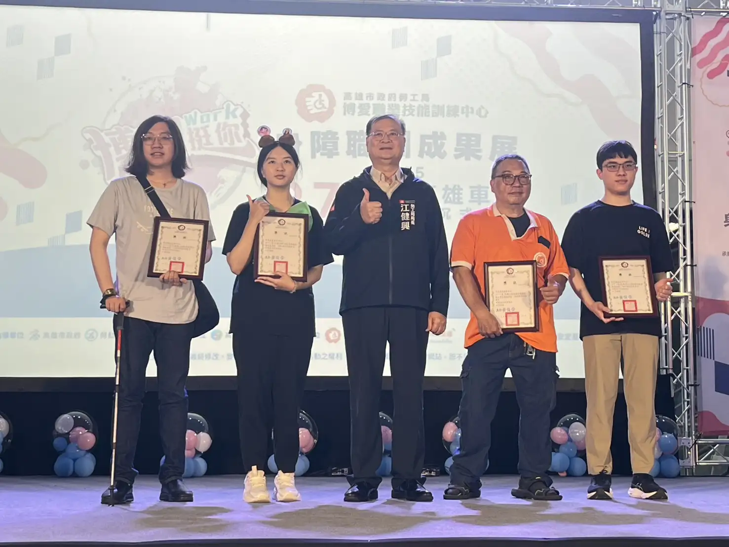 高雄市勞工局在高雄車站舉辦「博訓Work挺你」成果展,除展出職訓學員成果並安排互動體驗外,局長江健興亦親頒結訓證書與獎項,肯定學員努力與合作單位支持。(高雄市政府勞工局提供)