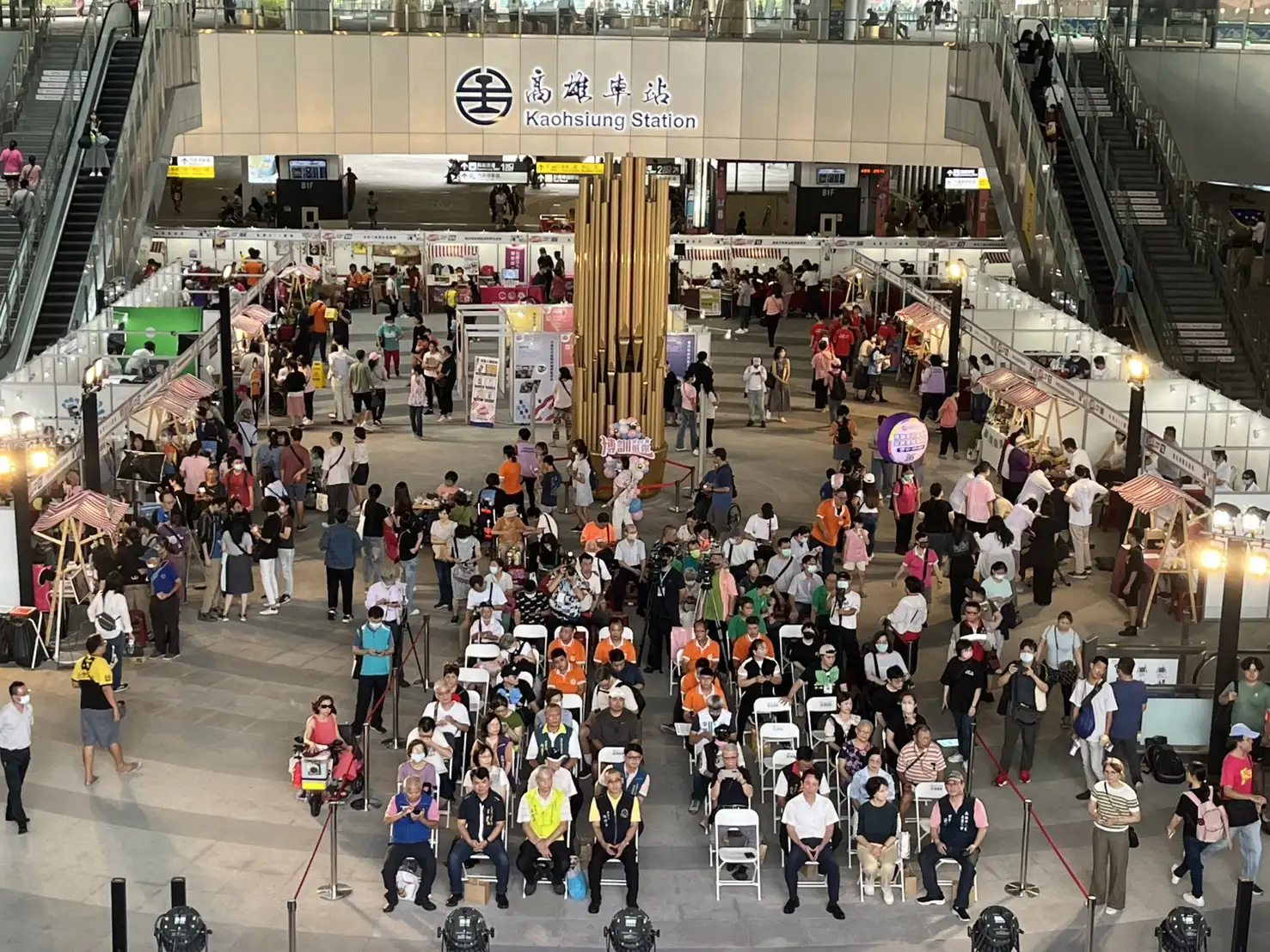高雄市勞工局在高雄車站舉辦「博訓Work挺你」成果展,除展出職訓學員成果並安排互動體驗外,局長江健興亦親頒結訓證書與獎項,肯定學員努力與合作單位支持。(高雄市政府勞工局提供)