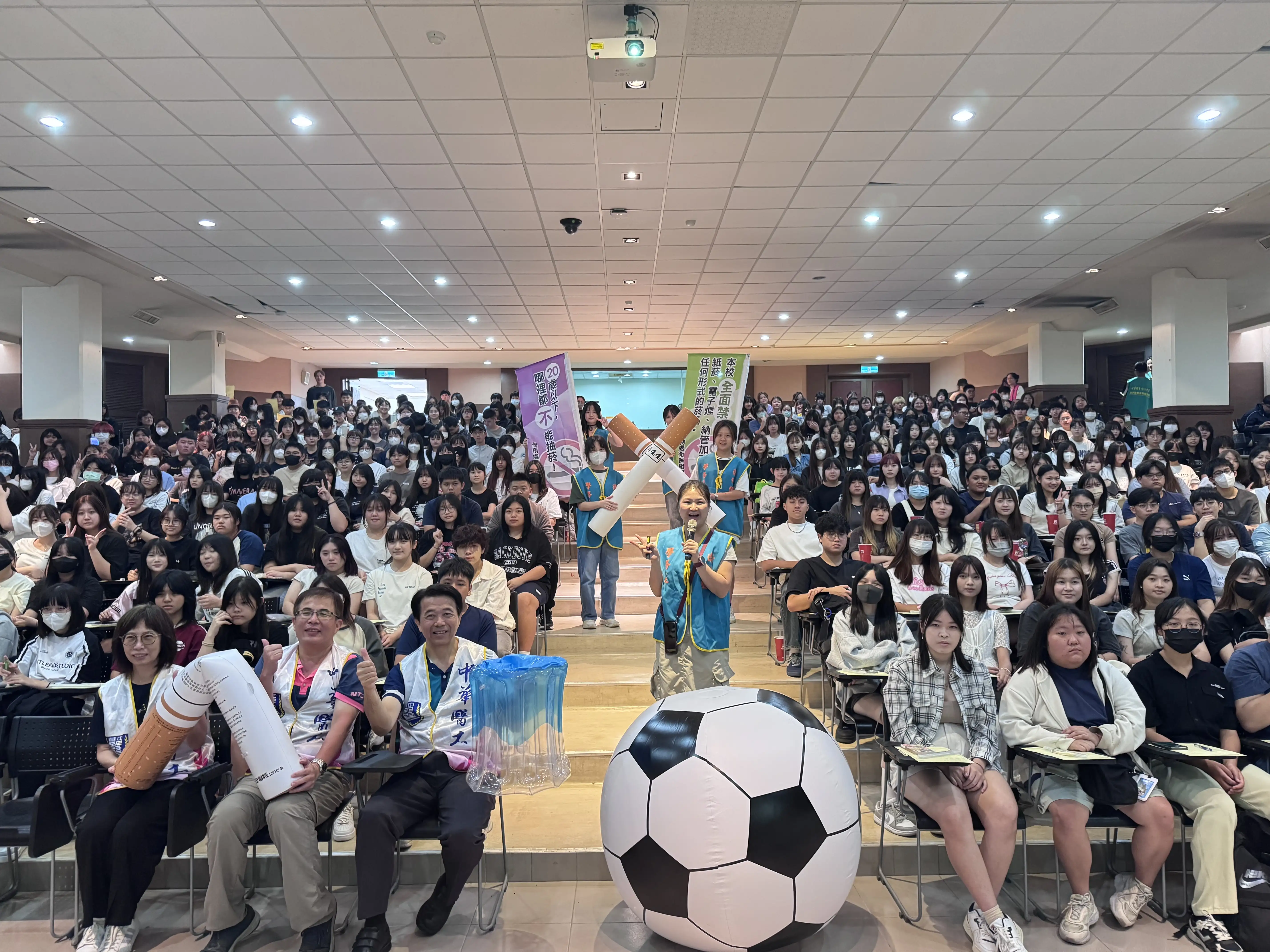 中華醫事科技大學新生訓練進行有趣的菸害和毒品的防治傳接互動。(圖/中華醫事科技大學 提供)