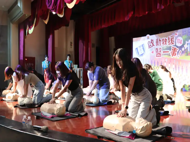 中華醫大開學迎新　新鮮人挑戰CPR+AED入學禮