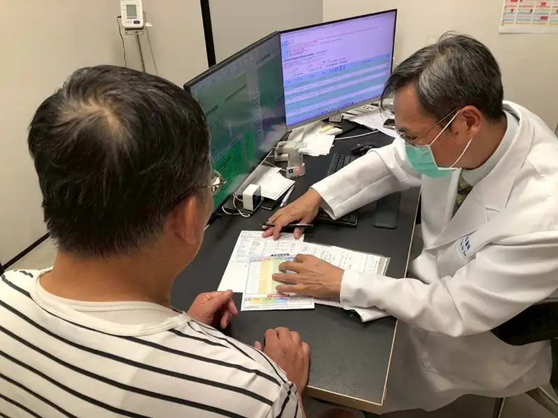 醫師與衛教師在診所為民眾進行健康檢測與衛教,幫助大家遠離代謝症候群。(高雄市政府衛生局提供)