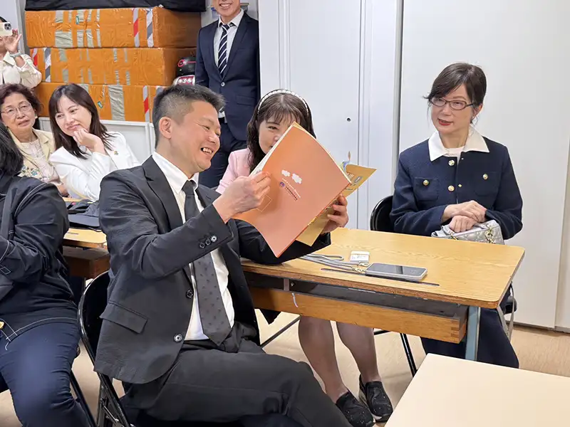 高雄市議會指出,副議長曾俊傑日前率團踏入法國亭林中文學校參訪,了解台式華語教學成果。(高雄市議會提供)