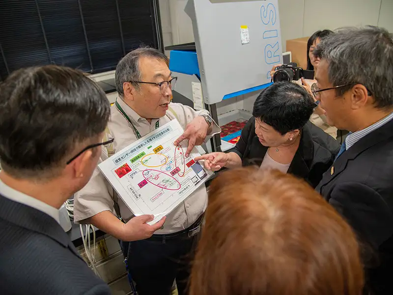 佐藤教授向嘉藥參訪團隊介紹IRIS視覺感測器分析水果狀態。(圖/嘉南藥理大學 提供)