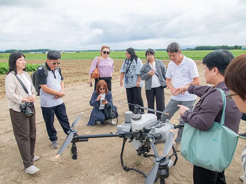 日本福田農場運用大型無人機噴灑農藥巡視田地.jpg。(圖/嘉南藥理大學 提供)