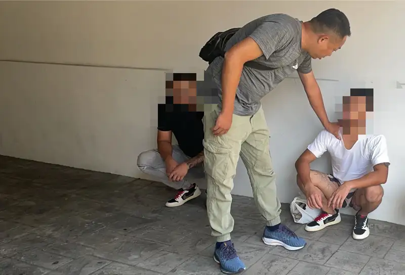 警方專案小組在台中市汽車旅館內查獲涉案共犯，杜姓男子（左）葉姓男子（右），並在兩人身上起獲約二十萬元贓款。(圖/三民第一分局 提供)