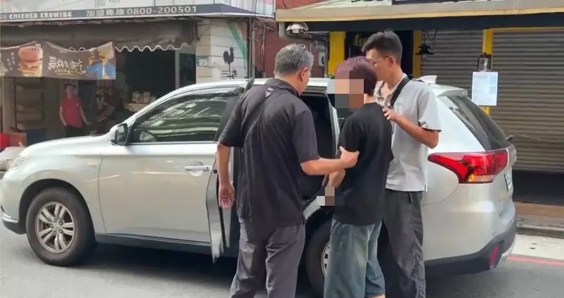 警方專案小組於台北市逮捕下手行搶並噴灑辣椒水的應姓男子帶回偵訊。(圖/三民第一分局 提供)