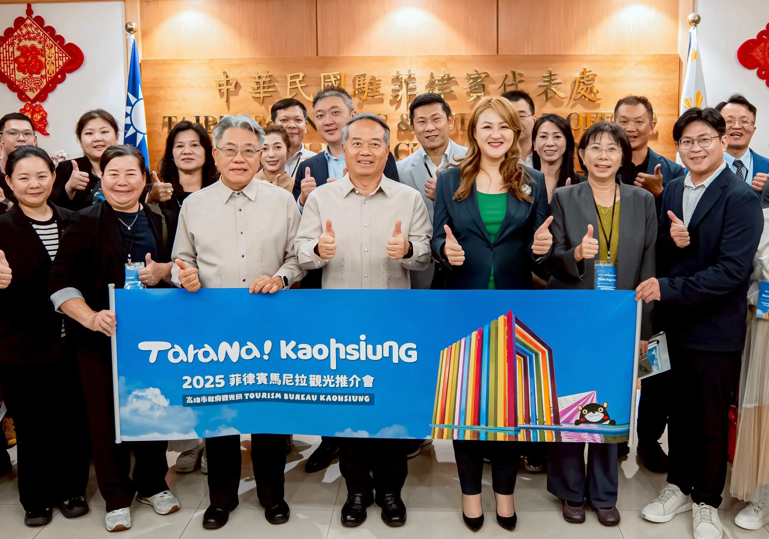 高市觀光局攜手觀光署 馬尼拉推高雄熊櫥窗展現城市魅力。(圖/高雄市觀光局 提供)