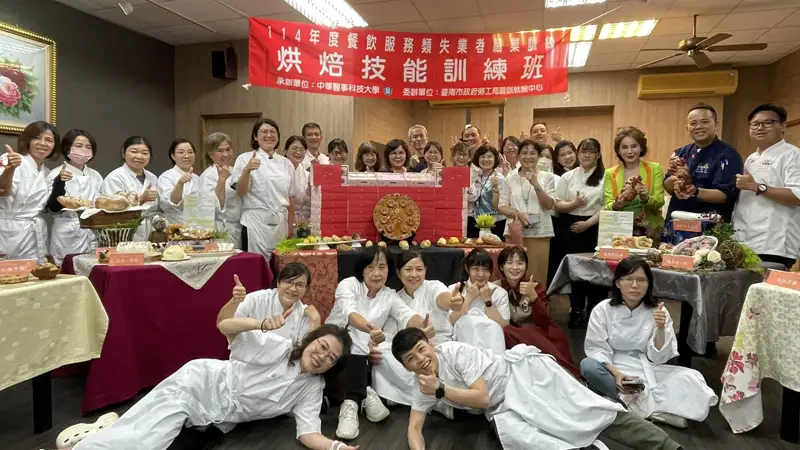 中華醫大烘焙技能訓練班結訓典禮暨成果展，學員歷經320小時培訓歡喜結業。(圖/中華醫大提供)