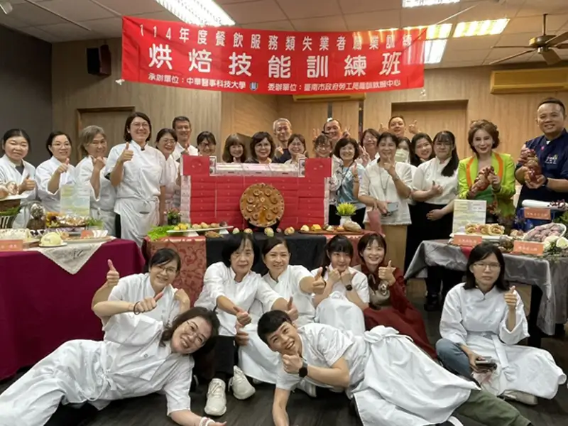 中華醫大烘焙訓練班結訓　24學員成果展義賣助弱勢