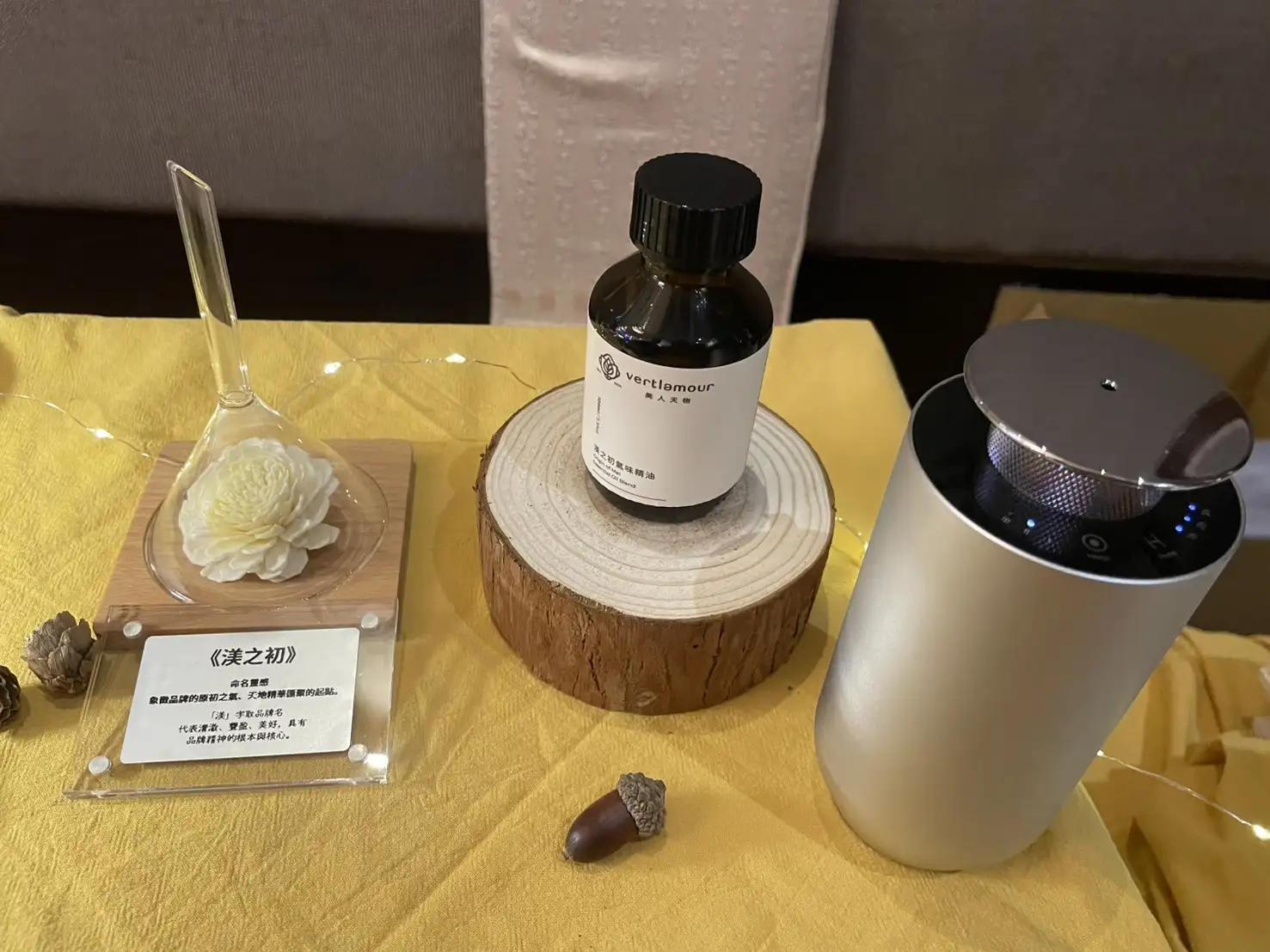 代表品牌精神的《渼之初》香氛精油，以橙花、葡萄柚與杉葉交織出清澈氣韻，象徵純粹、平衡與療癒初心，為全系列氣味體驗揭開序章 (圖/記者林怡孜攝)