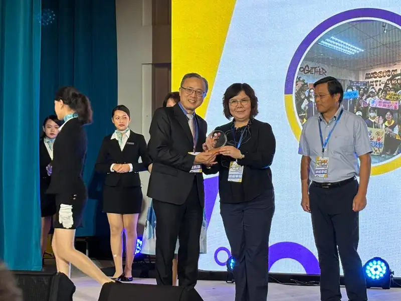 中華醫大榮獲教育部頒發113年度防制學生藥物濫用績優教育單位殊榮,校長李碧娥(右二)代表學校接受教育部學務特教司司長吳林輝(右三)頒獎。(圖/中華醫大提供)