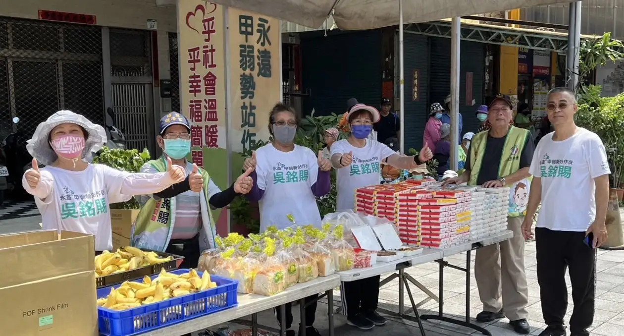 市議員吳銘賜中元節後送愛心便當，傳遞溫暖與關懷。（記者吳文生攝）