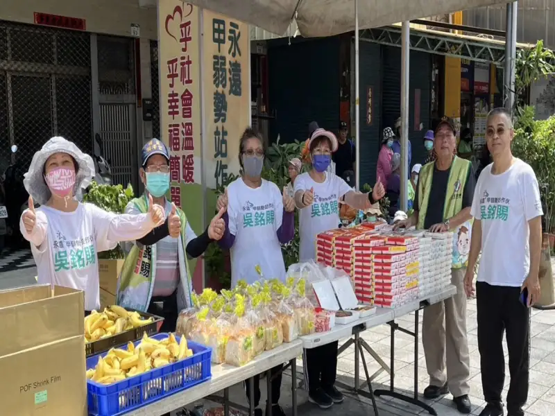 善心姐妹助力 吳銘賜服務處發放咖哩飯與黑輪湯