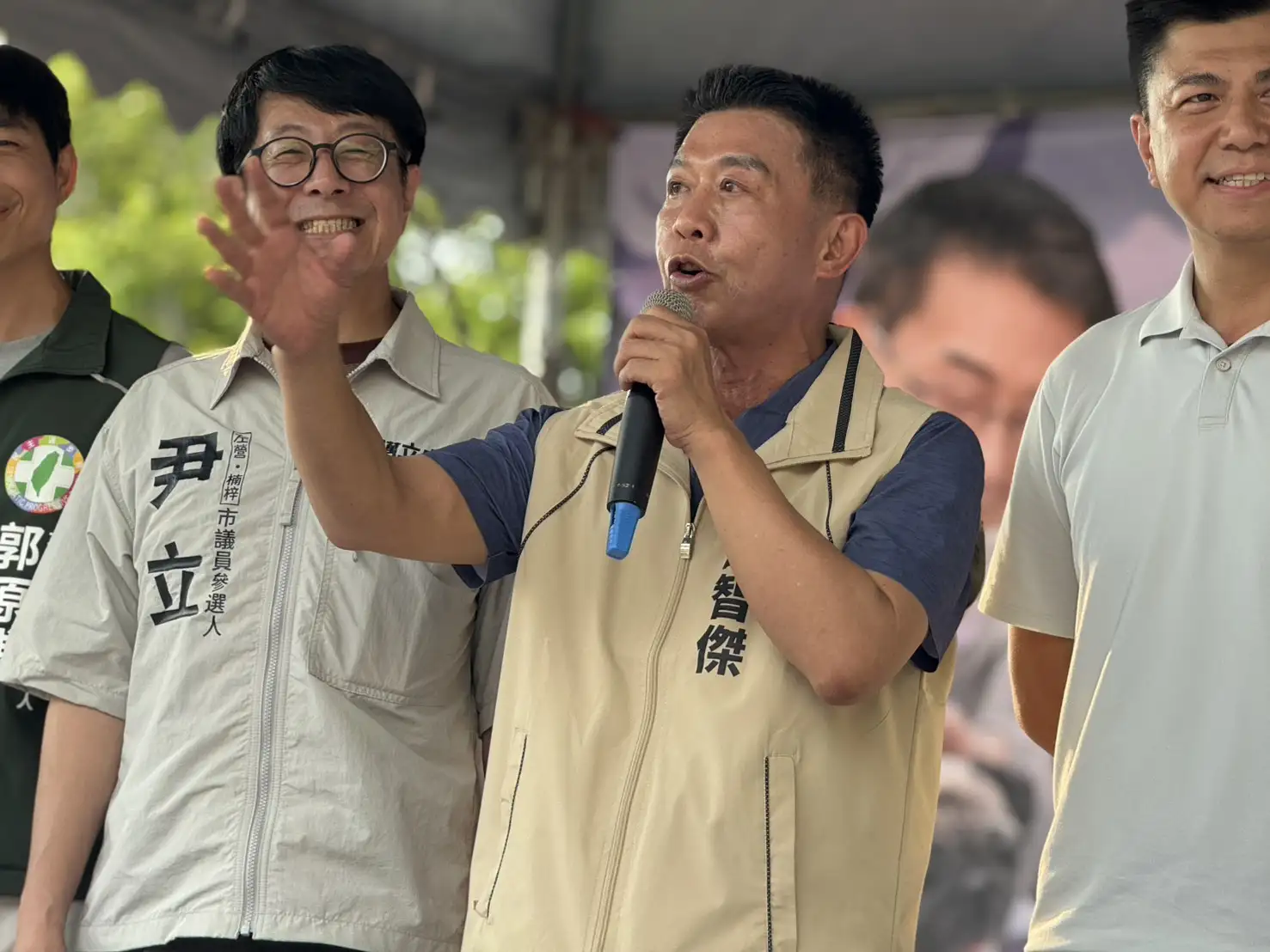 立委許智傑在左營舊左營國中公園舉辦毛小孩同樂會,吸引眾多小朋友與毛小孩熱情參與。(記者吳文生攝)