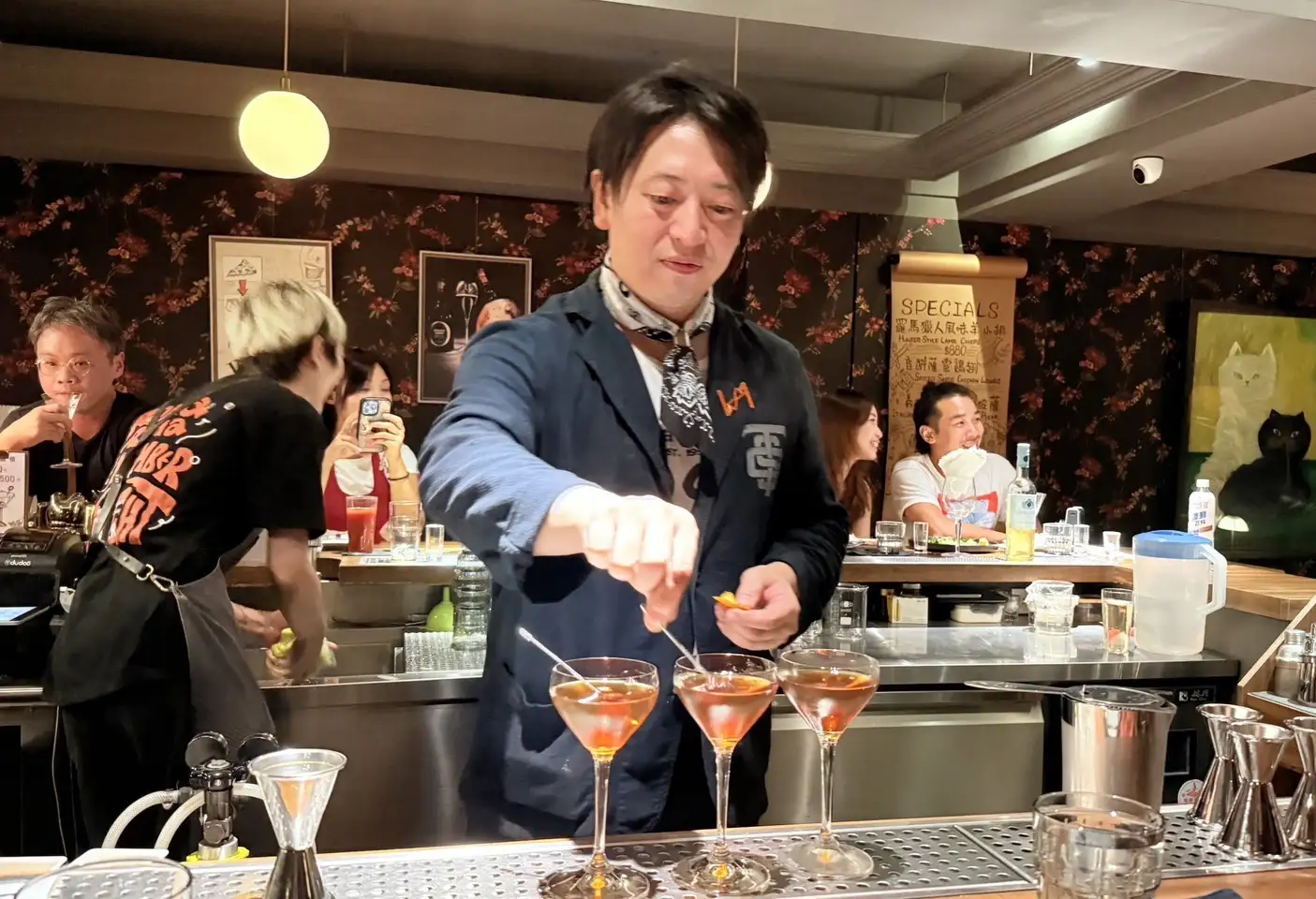 高雄雄嗨調酒節圓滿落幕，兩天吸引逾三萬人潮，成功營造最Chill的城市調酒市集氛圍。（觀光局提供）
