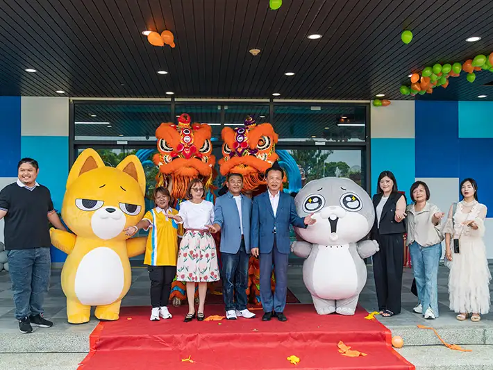 嘉義縣「好想兔海洋探險島」16日盛大開幕，縣長翁章梁（中）與貴賓共同揭幕，吸引大批親子家庭熱情參與。(圖/嘉義縣文觀局 提供)