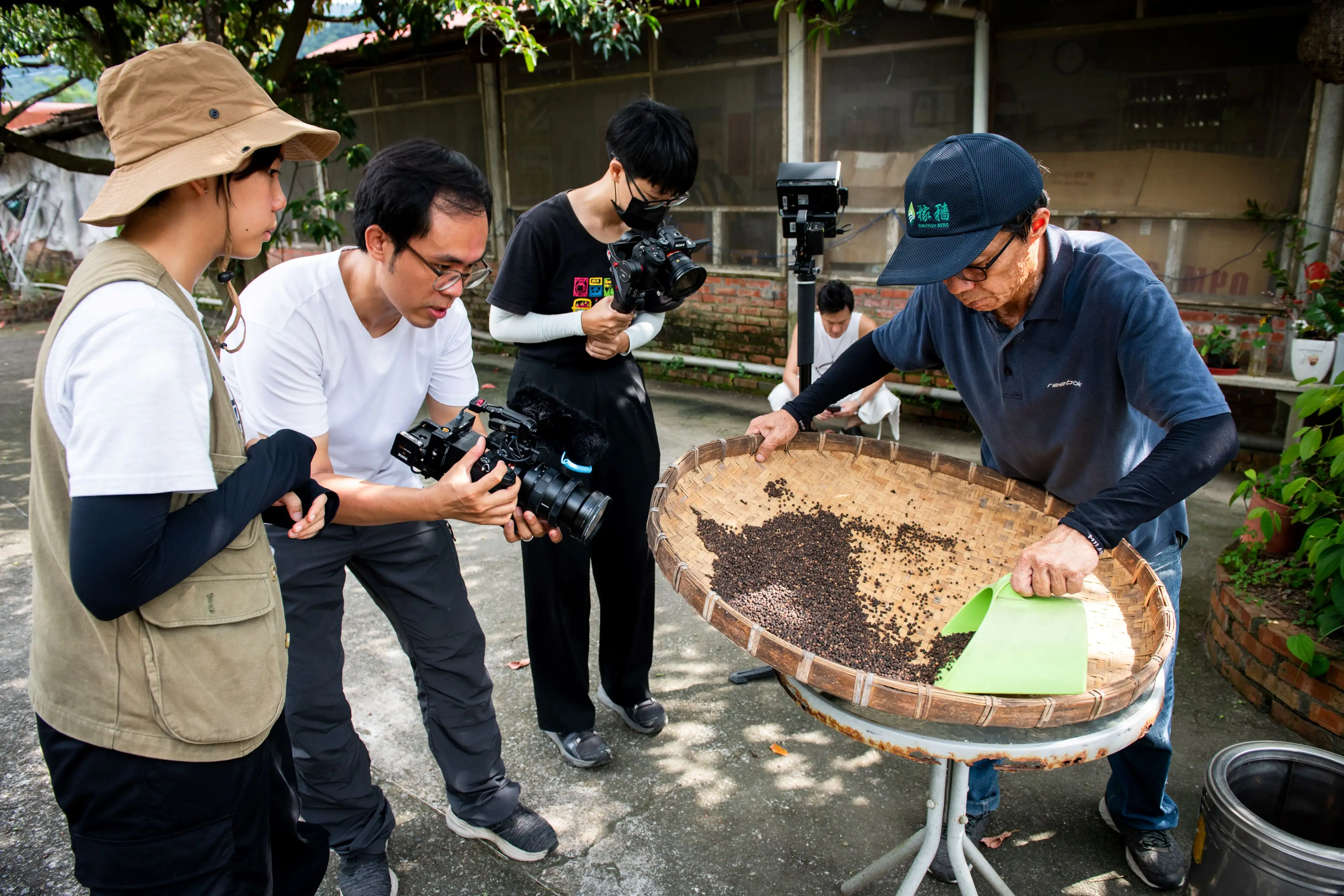 遊客參與手作體驗，包括柴燒陶藝、烘焙及山棕工藝坊，感受六龜多元文化與純粹生活方式。 （茂林管理處提供）
