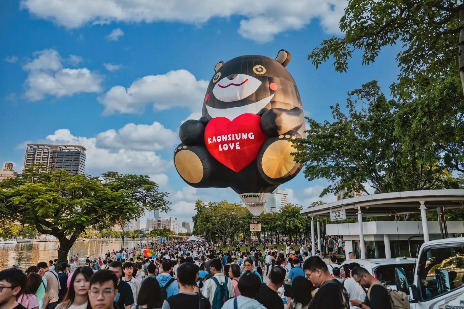 超萌「高雄熊熱氣球」高達28公尺，今年回歸高雄主場，與市民及遊客同樂，現場亦推出期間限定高雄熊商品及優惠。（觀光局提供）