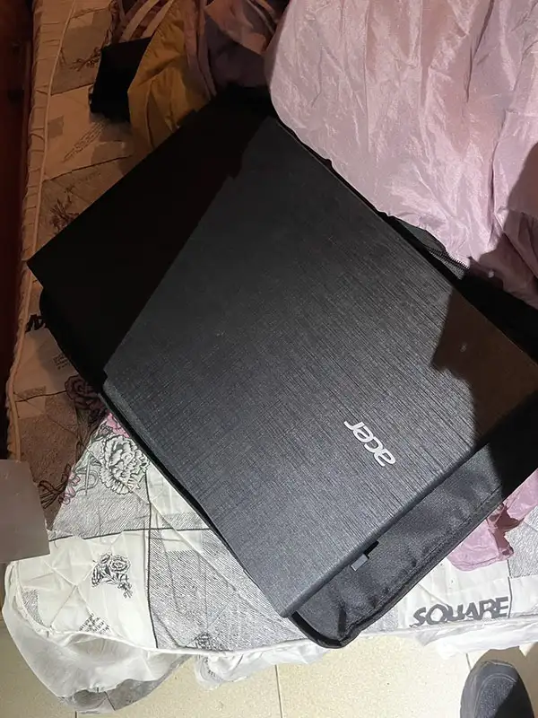 16日下午於周嫌住處查獲遭竊筆電及犯案衣物，全案依加重竊盜罪嫌移送臺南地檢署偵辦。(圖/臺南市警察局第四分局 提供)