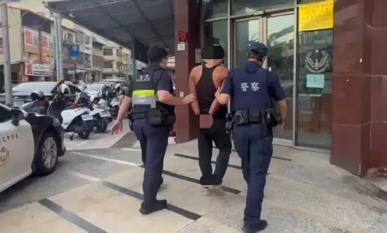 高雄市三民區巷弄驚傳情殺未遂案件，警方與救護人員迅速到場，將受傷女子緊急送醫，並火速將嫌犯拘提到案。(圖/三民一分局提供)