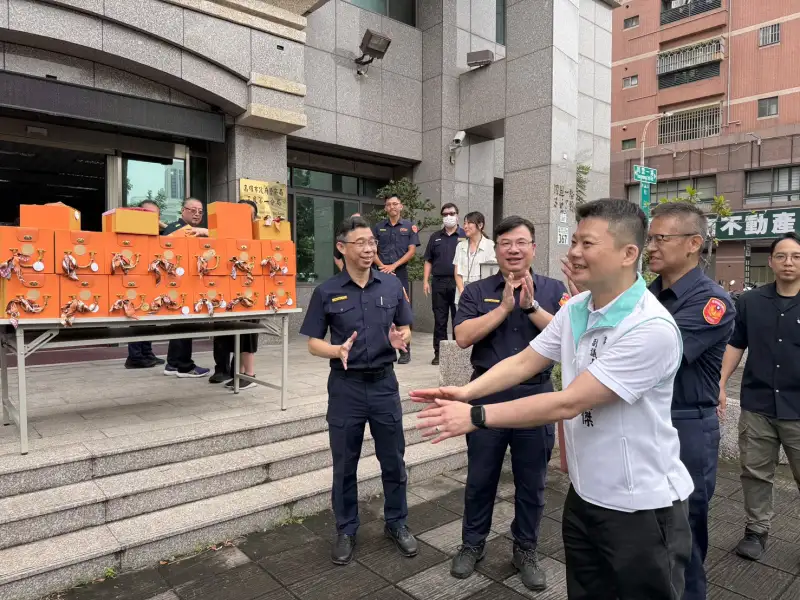 副議長曾俊傑贈月餅慰勞三民一分局警察 感謝堅守崗位