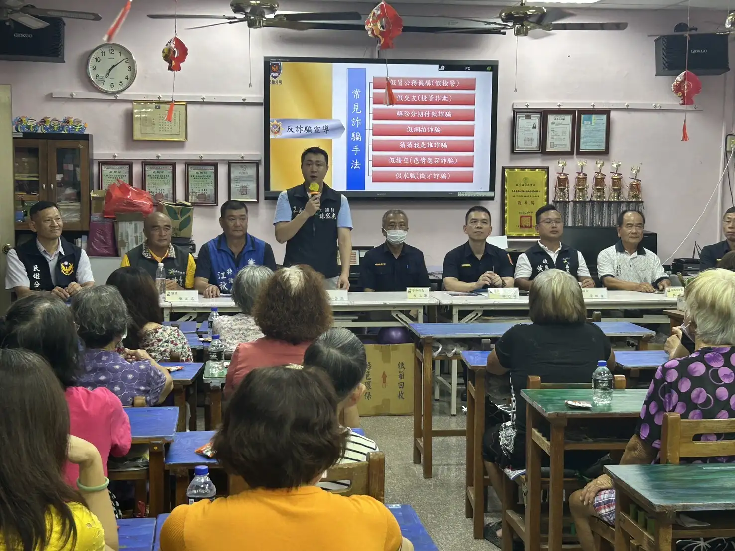 會議中分享近期詐騙案例，提醒民眾提高警覺，遇到可疑情況應立即撥打165反詐騙專線查證。(圖/嘉義縣警察局民雄分局 提供)