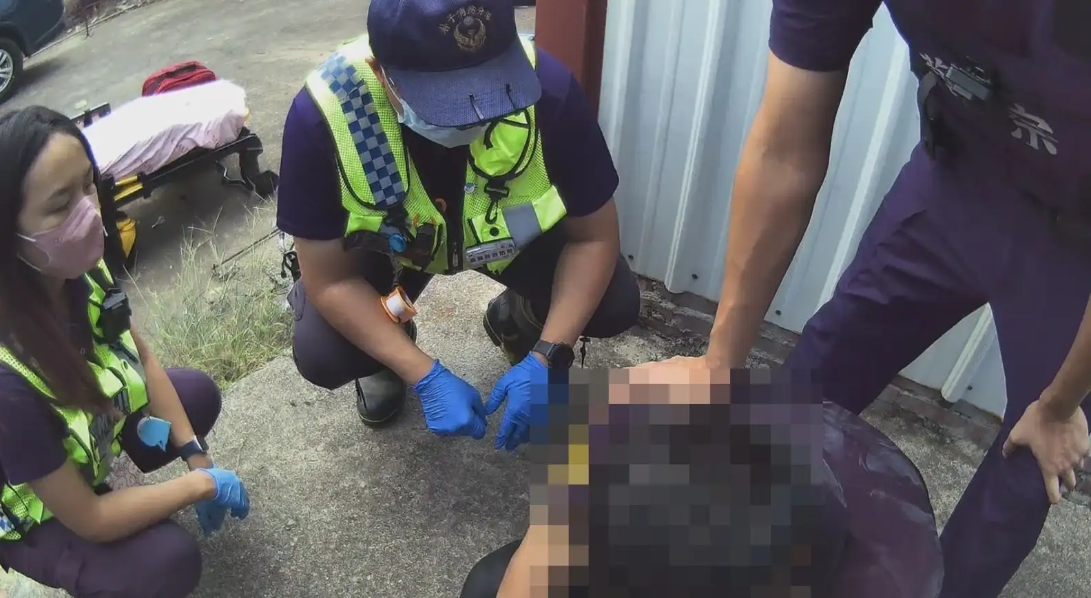 朴子分局員警巡邏發現莊姓通緝犯車內燒炭輕生，緊急將人救出送醫，成功挽回一命。(圖/嘉義縣警察局朴子分局 提供)