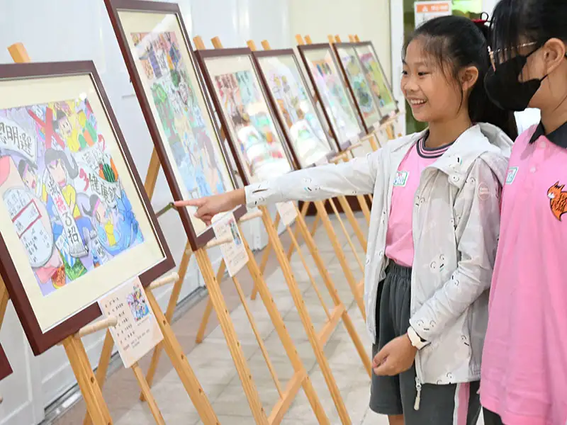 民眾駐足欣賞學童創作，感受繪畫中傳遞的健康減糖訊息。(圖/嘉義縣衛生局 提供）