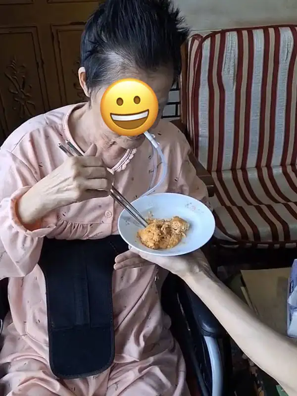 長輩在專業指導下練習吞嚥，逐步從鼻胃管過渡到自然飲食。（圖/嘉義縣衛生局 提供)