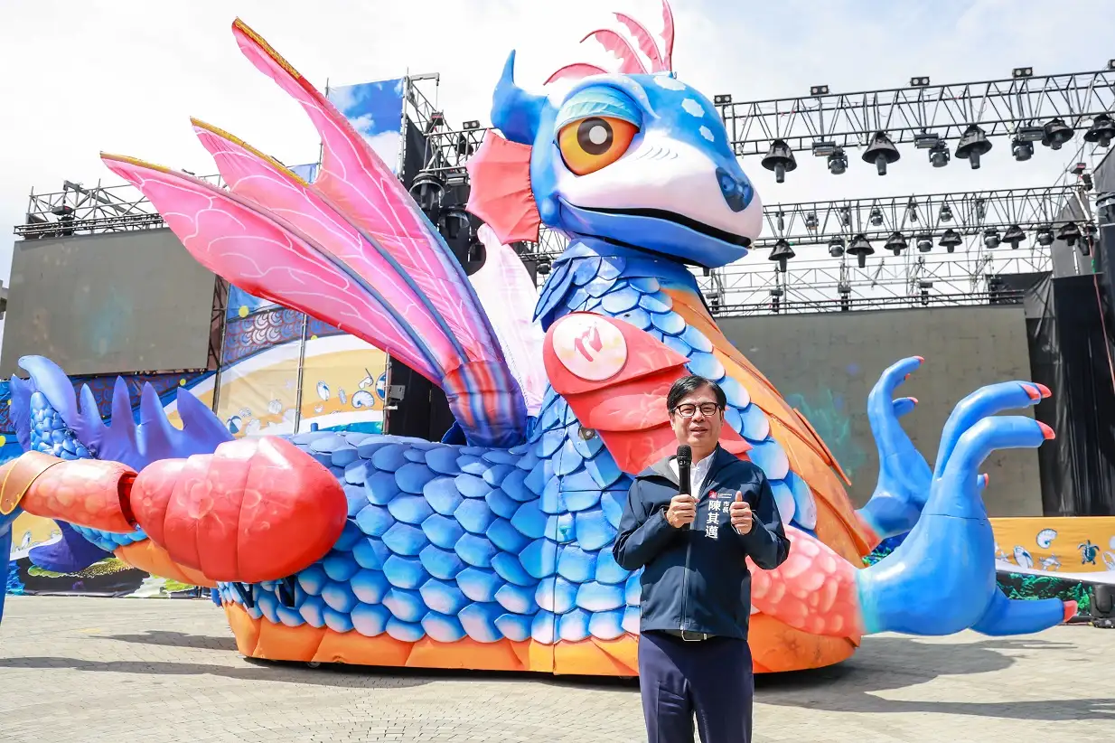 紙風車劇團全新親子劇《燈怪》於高雄市文化中心圓形廣場連演三天，高雄市長陳其邁邀請大小朋友共享週末親子時光，體驗客家文化之美。（高雄市政府提供）