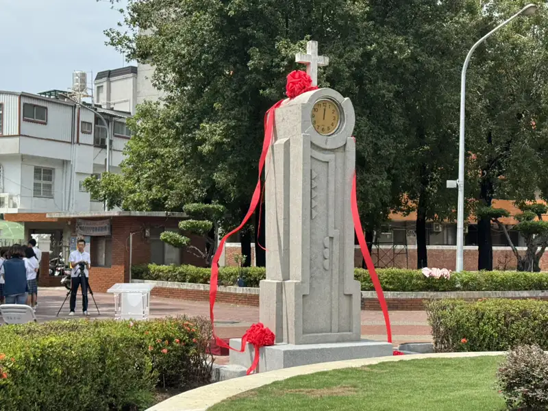 1938年由長榮中學畢業生敬獻的十字架紀念碑，在140週年校慶中隆重復位。(記者張振興攝)