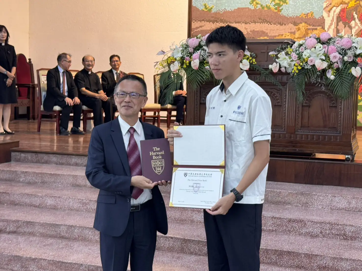 校長許德勝（左）頒發哈佛大學書卷獎予成績優異的高三1班林佑勳同學（右）。(記者張振興攝 ）