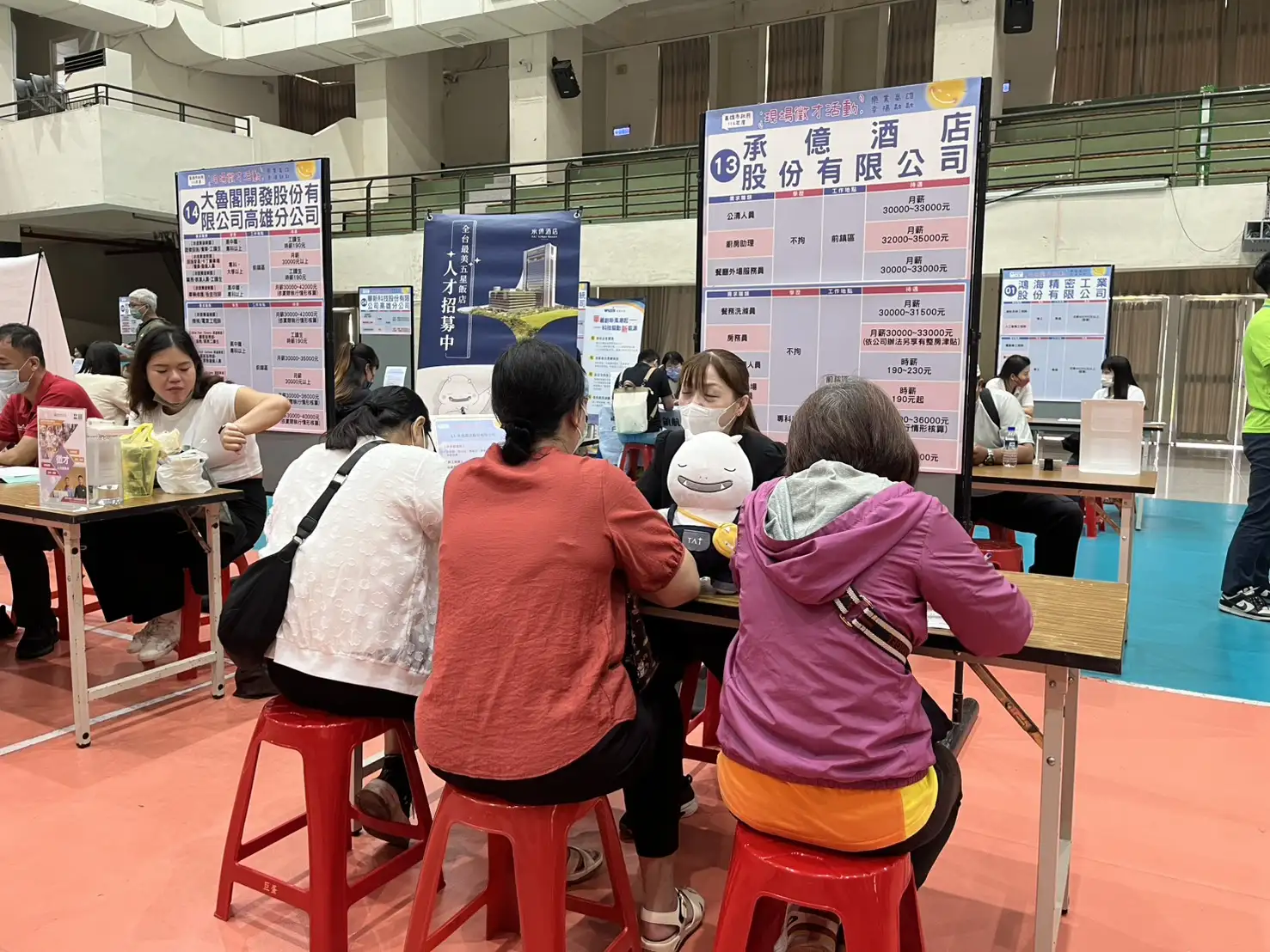 徵才活動吸引各年齡層民眾參與,許多求職者積極與廠商面試洽談,展現重啟職涯或尋覓新工作的熱情。(勞工局提供)
