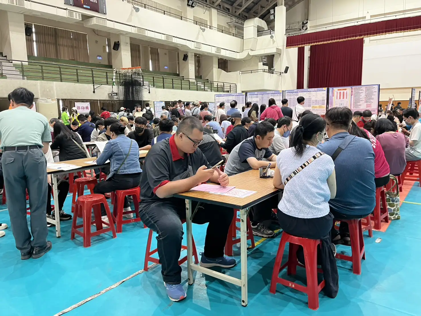 徵才活動吸引各年齡層民眾參與,許多求職者積極與廠商面試洽談,展現重啟職涯或尋覓新工作的熱情。(勞工局提供)