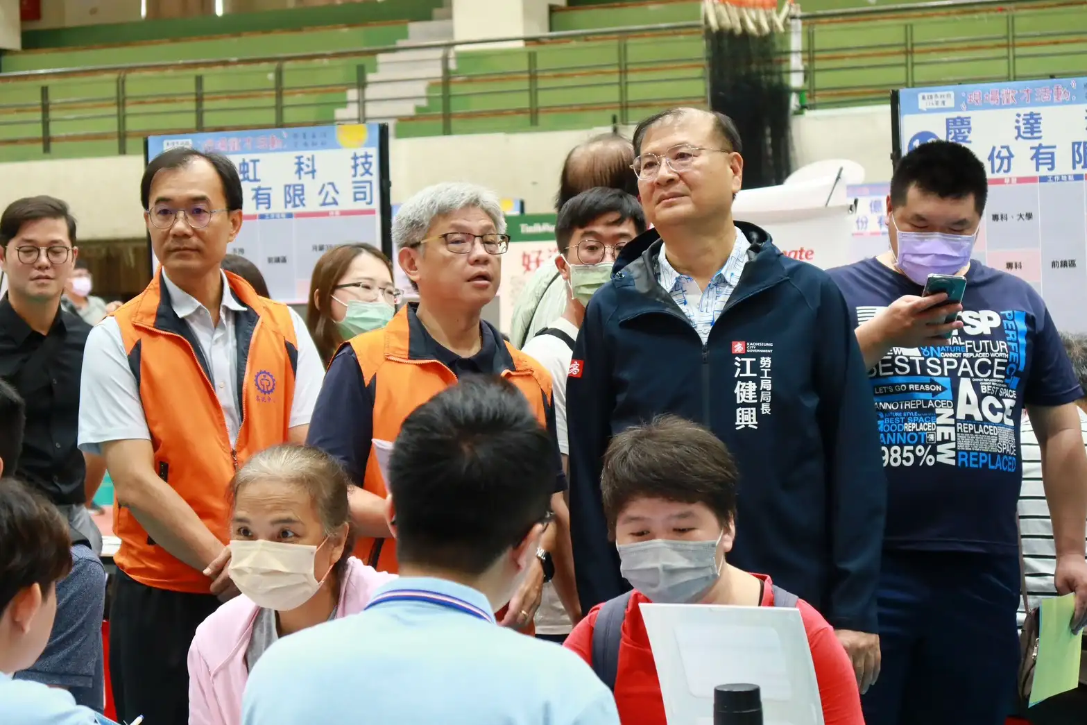 勞工局長江健興(左二)親赴「樂業高雄、幸福融融」徵才現場,與求職者互動,並勉勵企業打造友善職場,吸引人才加入。(勞工局提供)