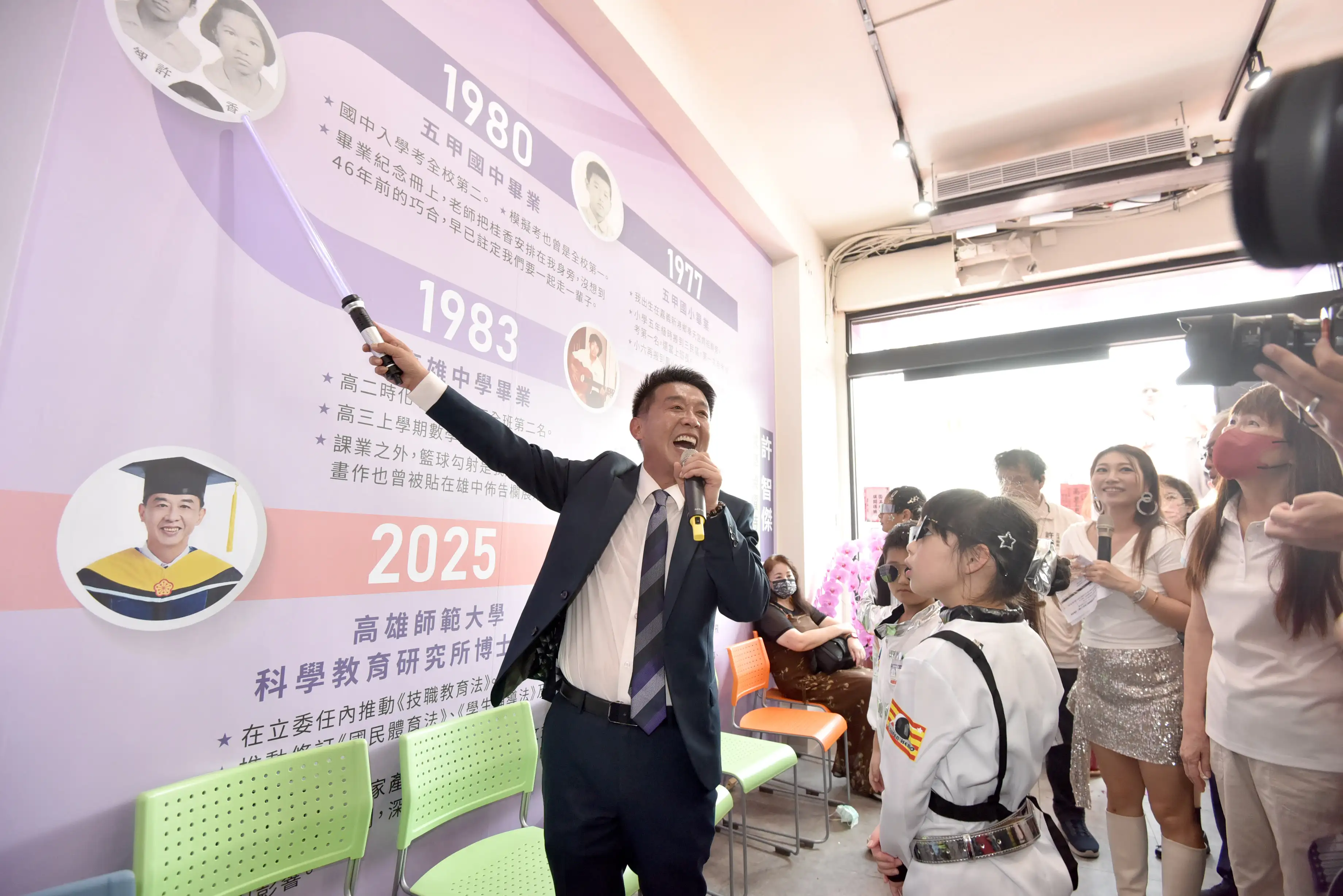 立委許智傑競選辦公室20日熱鬧開幕,現場湧入超過二千名支持者,展現高人氣。(記者吳文生攝)
