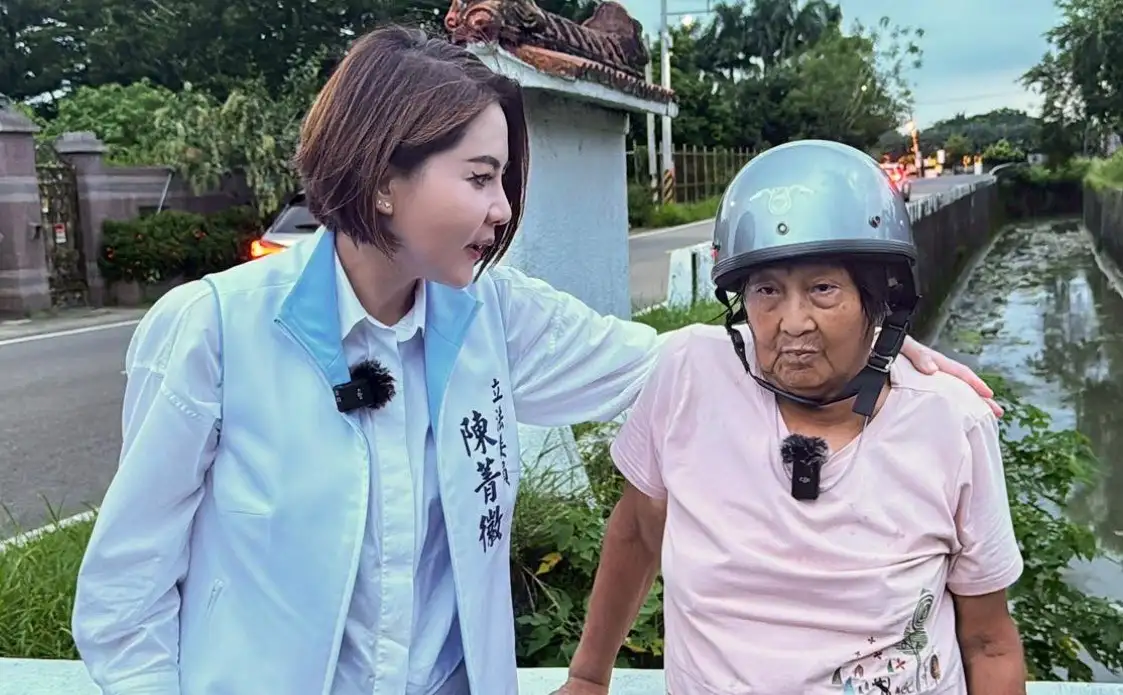 陳菁徽立委親赴美濃大峽谷,關心環境復原進度,也探望為家鄉發聲的美濃阿婆。(記者吳文生翻攝)