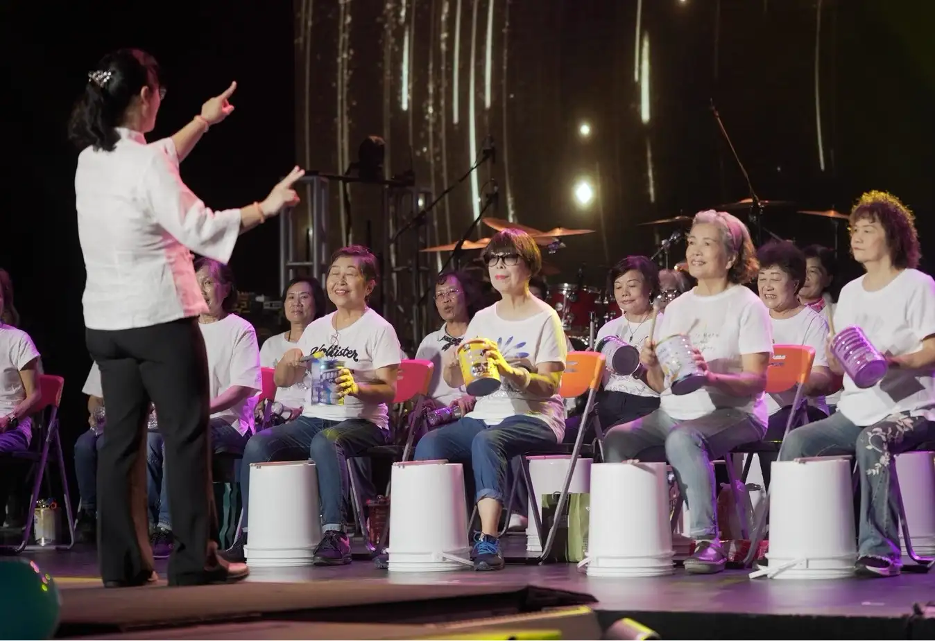 長輩與青少年同台演出《愛的真諦》，在「9/20 金色樂語・60拾光紀念音樂會」展現跨世代共融與生命熱情。（記者吳文生攝）