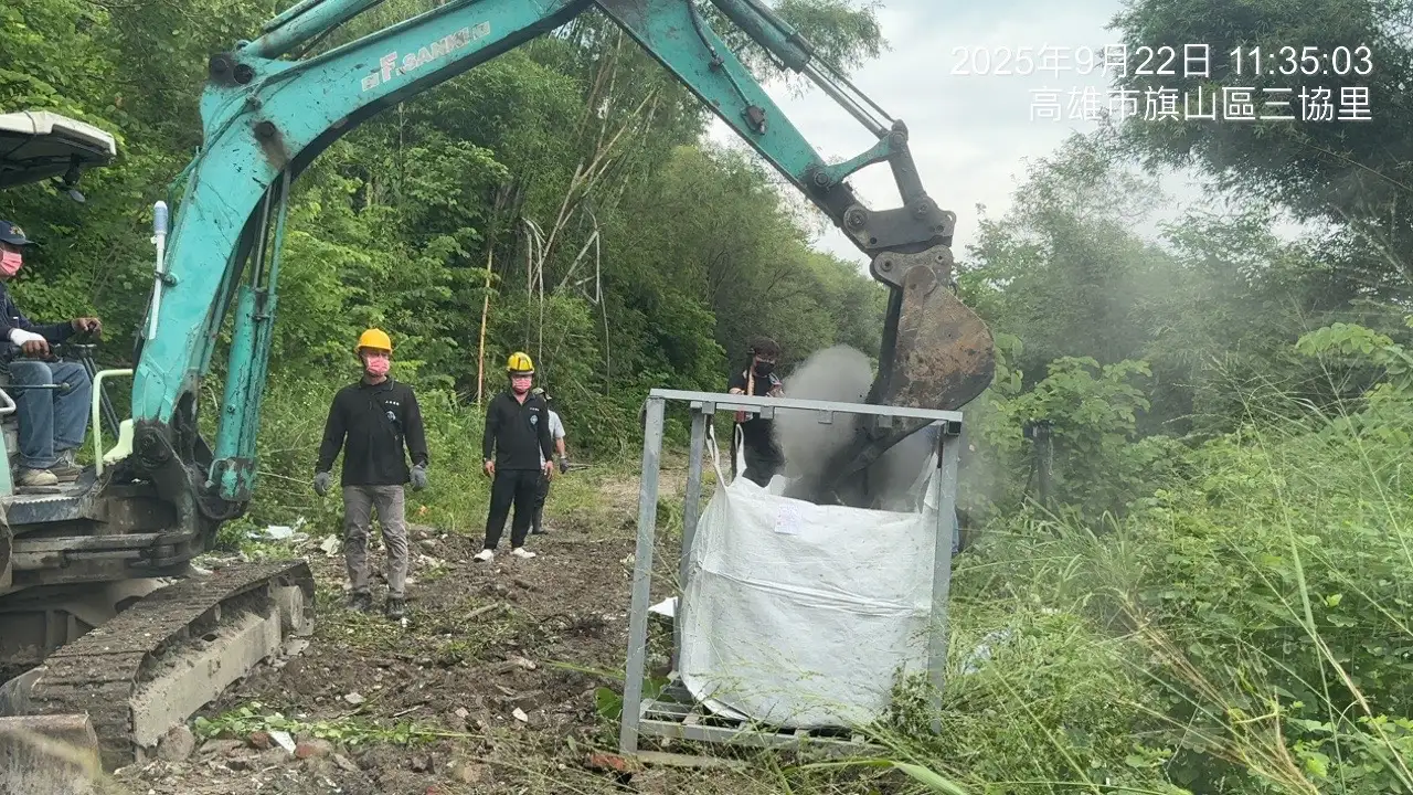 高雄市政府環保局派員前往馬頭山現場，依法代為清除非法棄置廢棄物，並嚴正追訴相關行為人及地主責任。（高市環保局提供）
